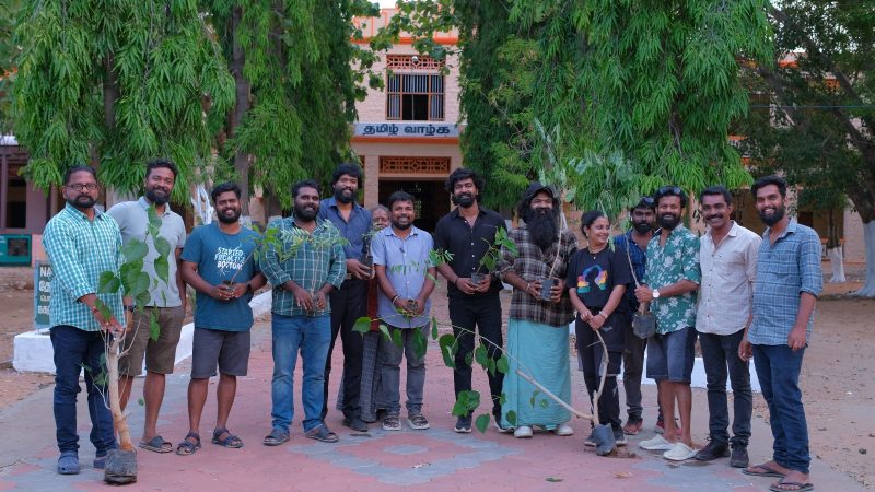 உலக சுற்றுசூழல் தினம்: “கட்டிஸ் கேங்” படக்குழுவினருடன் மரக்கன்றுகள் நட்ட நடிகர்