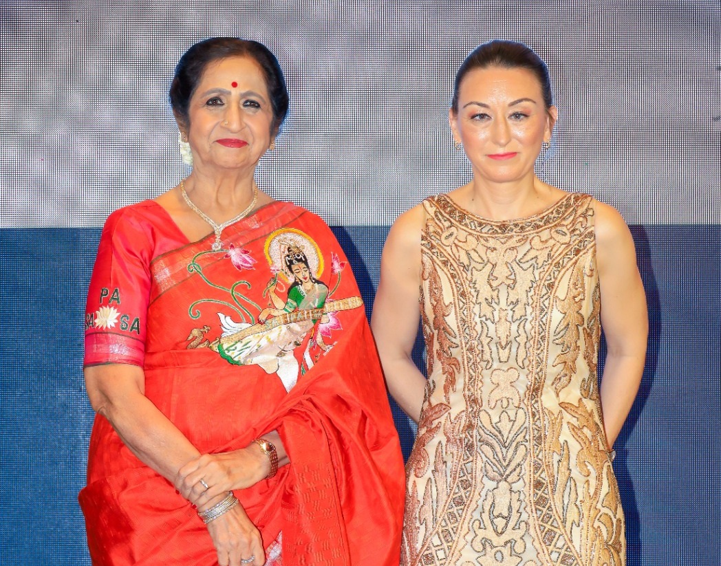 இந்திய இசைக்கு சர்வதேச மகுடம்:பிரான்ஸ் அரசின் உயரிய விருதை பெற்றார் அருணா சாய்ராம்