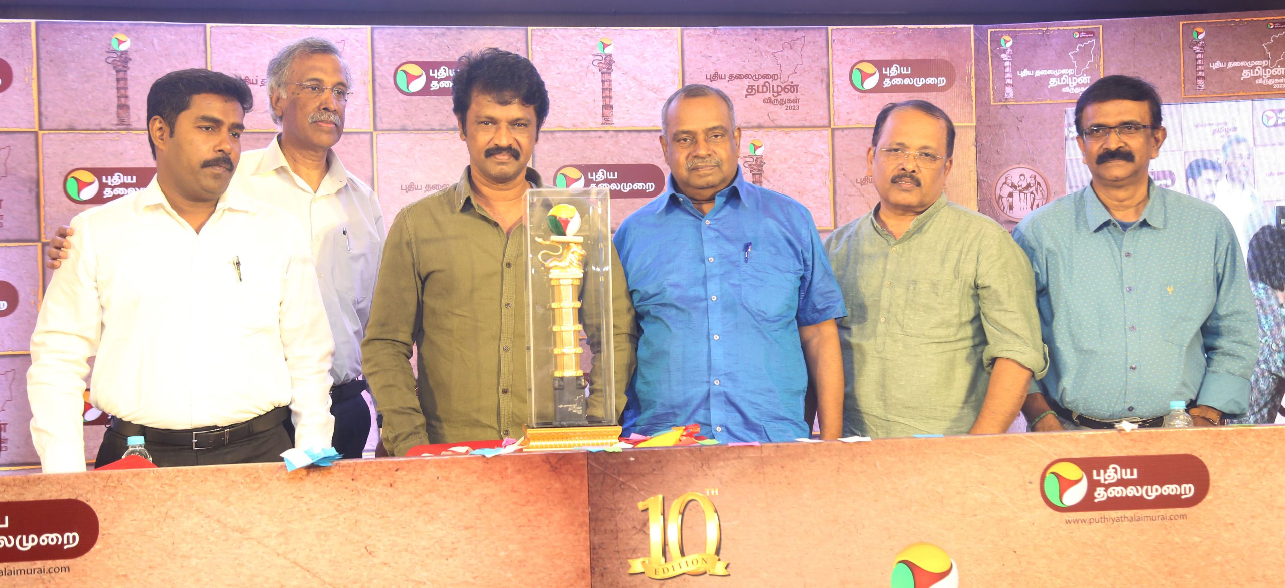 புதிய தலைமுறை தொலைக்காட்சியின் ‘தமிழன் விருது’புதிய சின்னத்தை அறிமுகப்படுத்திய இயக்குனர் சேரன்