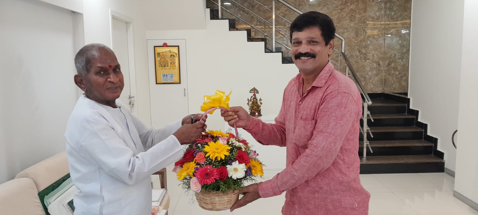 ‘கருவறை’ குறும்பட இயக்குனரை பாராட்டிய இளையராஜா