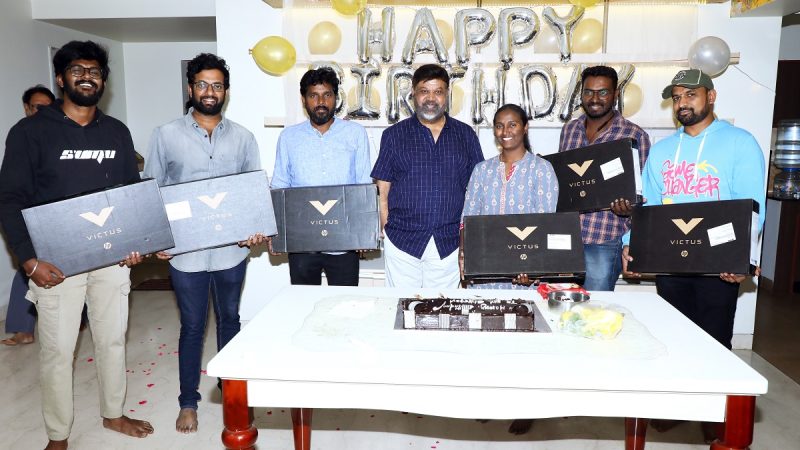 பி. வாசுவின் பிறந்த நாளை கேக் வெட்டி கொண்டாடிய ‘சந்திரமுகி 2 ‘ படக் குழு