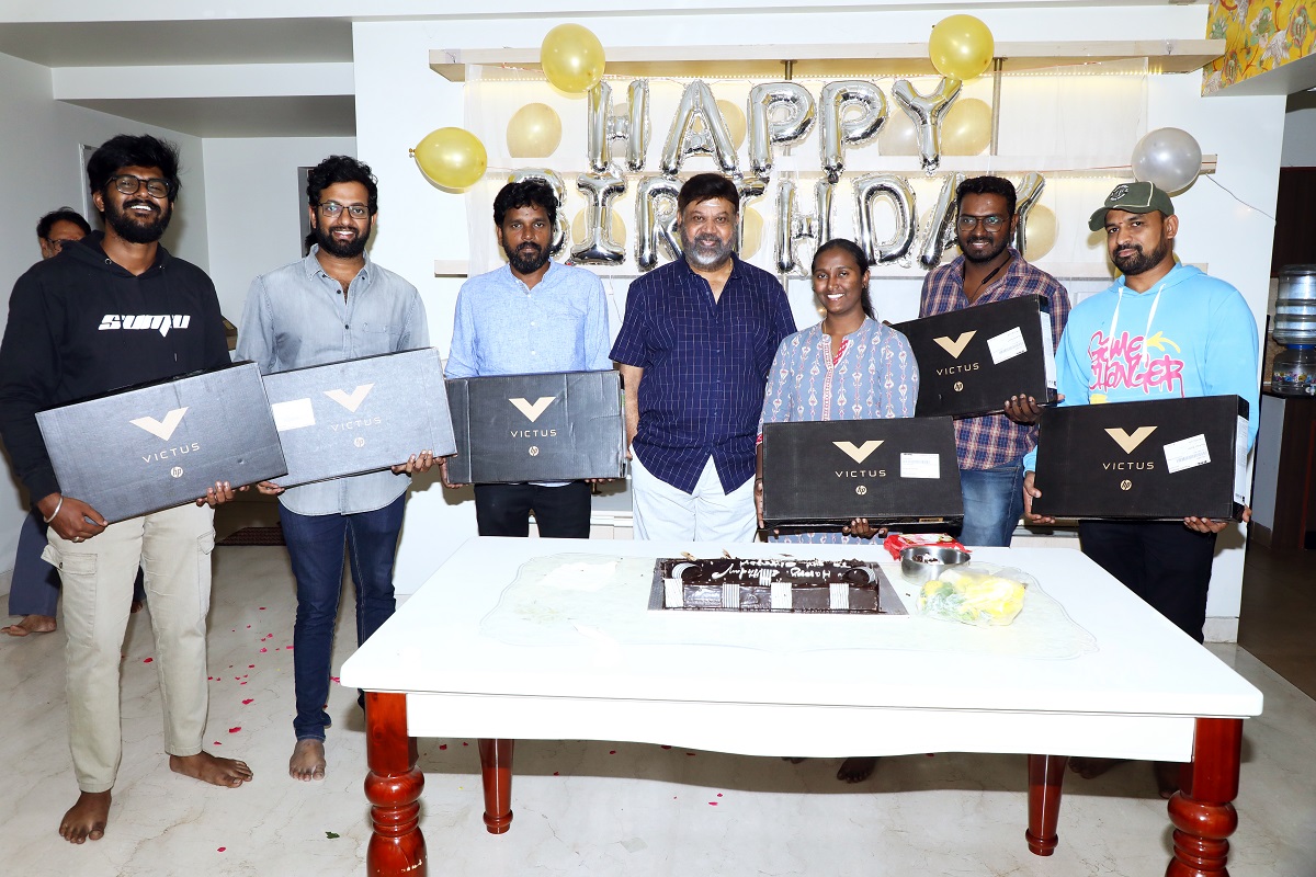 பி. வாசுவின் பிறந்த நாளை கேக் வெட்டி கொண்டாடிய ‘சந்திரமுகி 2 ‘ படக் குழு