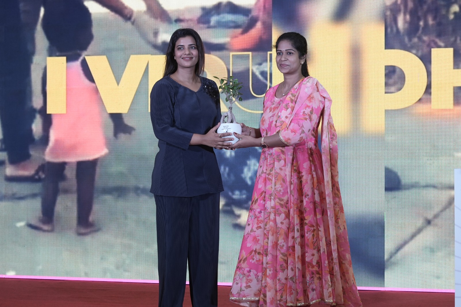 உணவில்லாதவர்களுக்கு உணவளிக்கும் திட்டத்தை கொடியசைத்து துவக்கி வைத்தார்  ஐஸ்வர்யா ராஜேஷ் !!