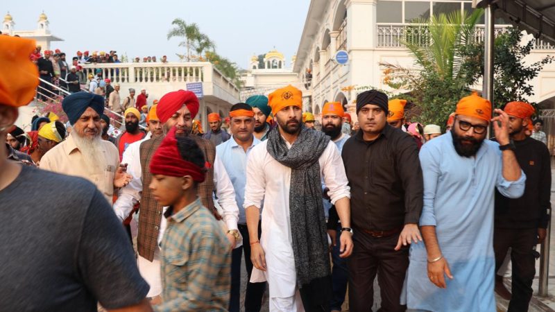 டெல்லி தெருக்களை அதிர விட்ட அனிமல் படக்குழு.!