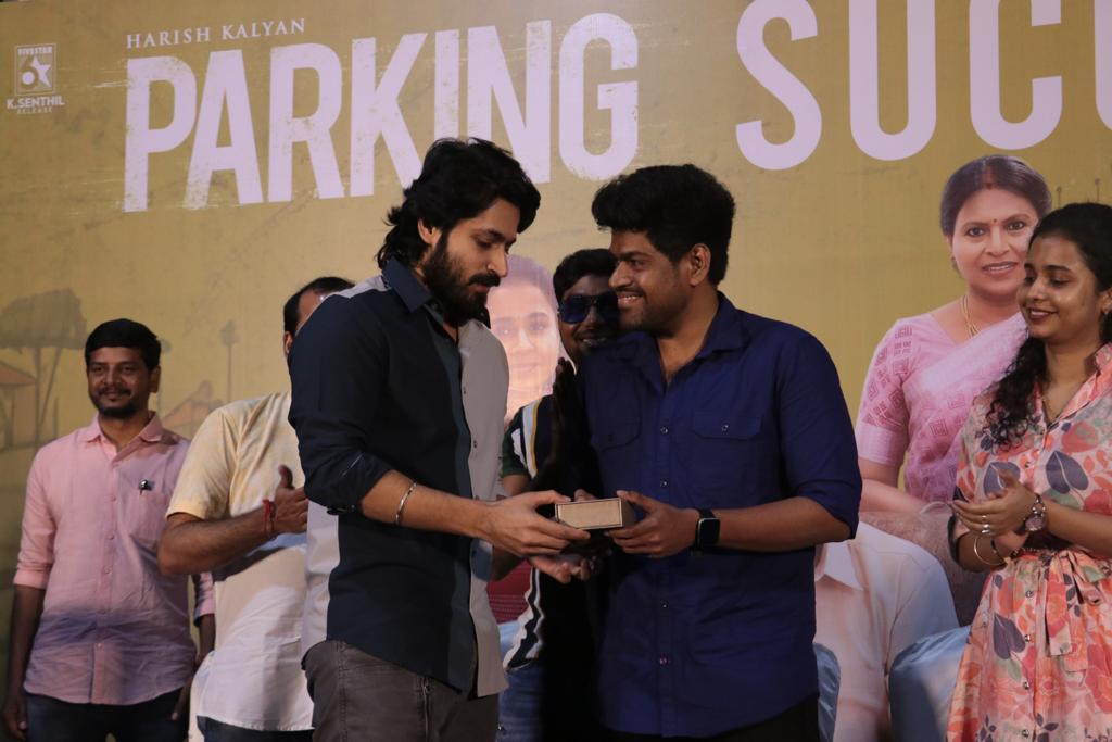 ’பார்க்கிங்’ இயக்குநருக்கு  தங்க வளையம் கொடுத்த ஹரிஷ் கல்யாண்!