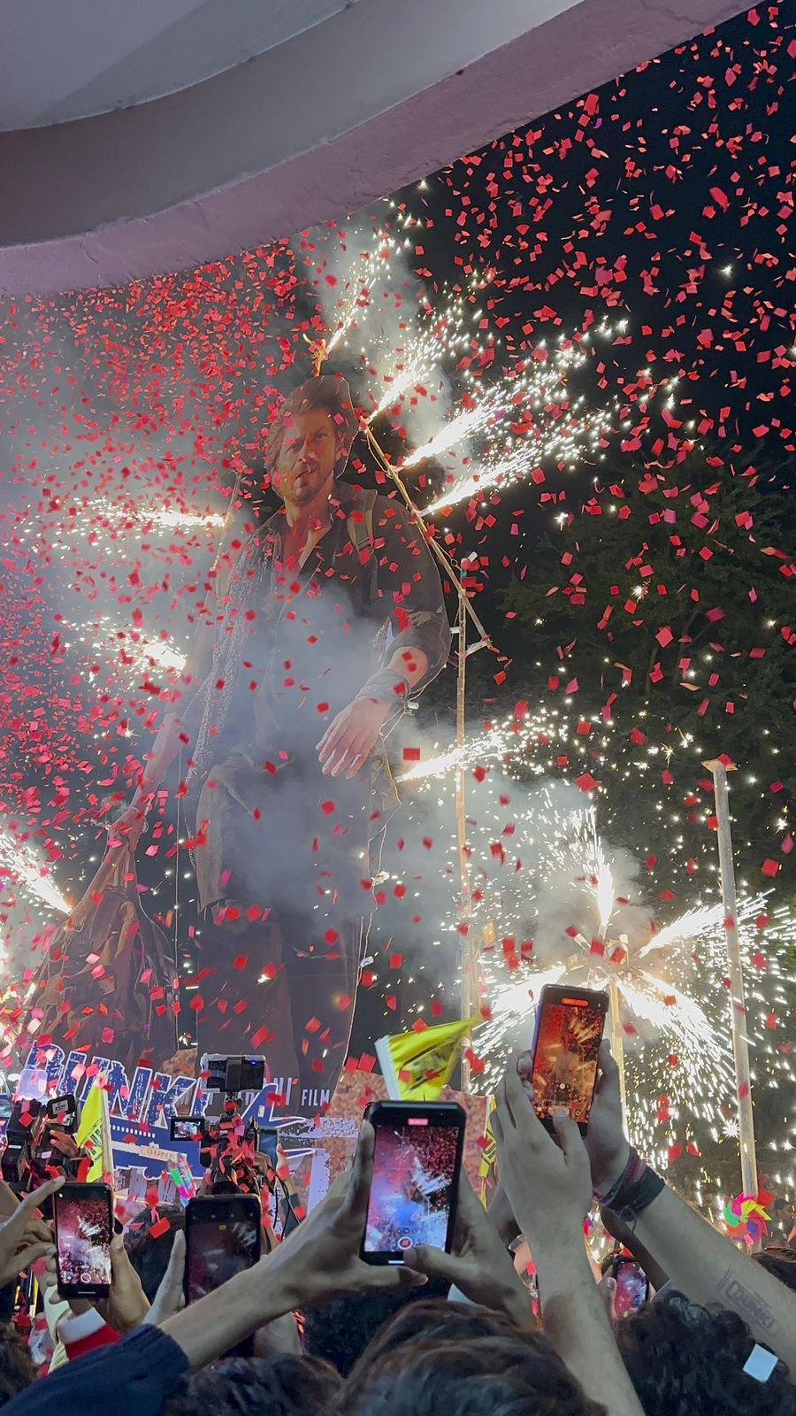 பட்டாசு வெடித்து ’டங்கி’ படத்தை வரவேற்ற ஷாருக்கான் ரசிகர்கள் 