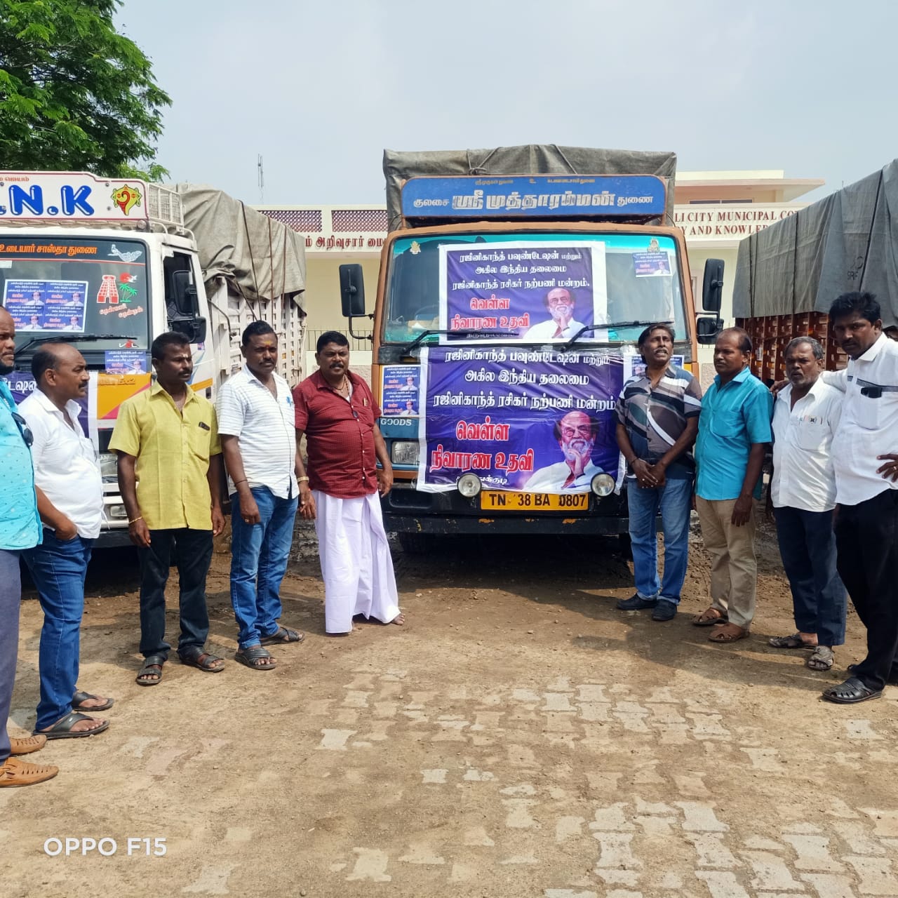 மழையால் பாதிக்கப்பட்ட தென்மாவட்டங்கள்: ரஜினி பவுண்டேஷன் சார்பில் உதவி!