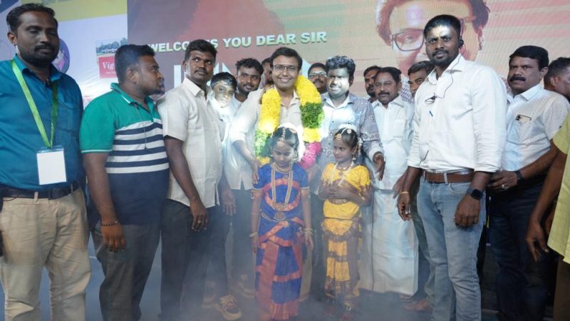 பொங்கல் திருவிழாவை கிராம மக்களுடன் கொண்டாடிய டி.இமான்!!