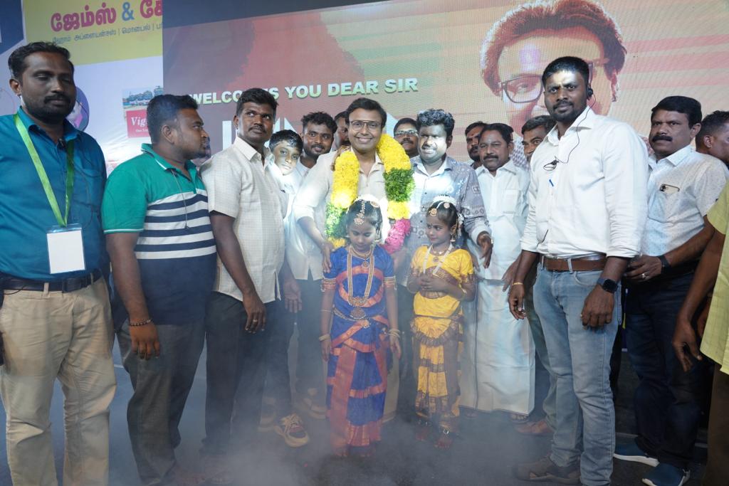 பொங்கல் திருவிழாவை கிராம மக்களுடன் கொண்டாடிய டி.இமான்!!