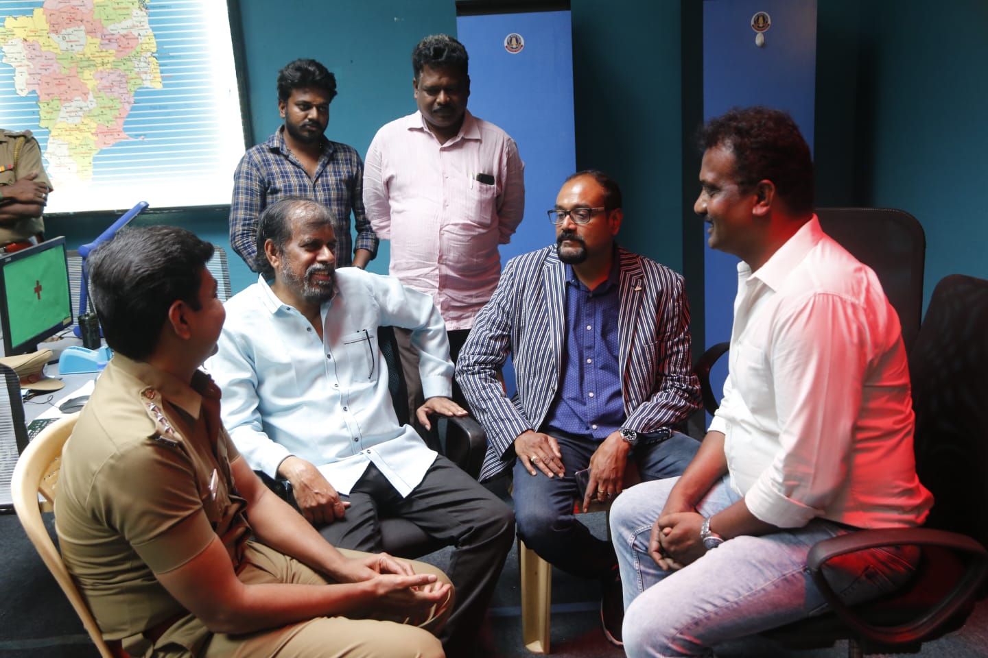 கயல் ஆனந்தி படப்பிடிப்பு தளத்திற்கு இயக்குநர் சங்கத் தலைவர் ஆர்.கே. செல்வமணி திடீர் விஜயம்!