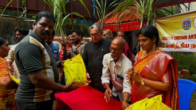 நடிகர் சங்க உறுப்பினர்களுக்கு தலைவர் நாசர்  பொங்கள் பரிசு வழங்கினார்!!