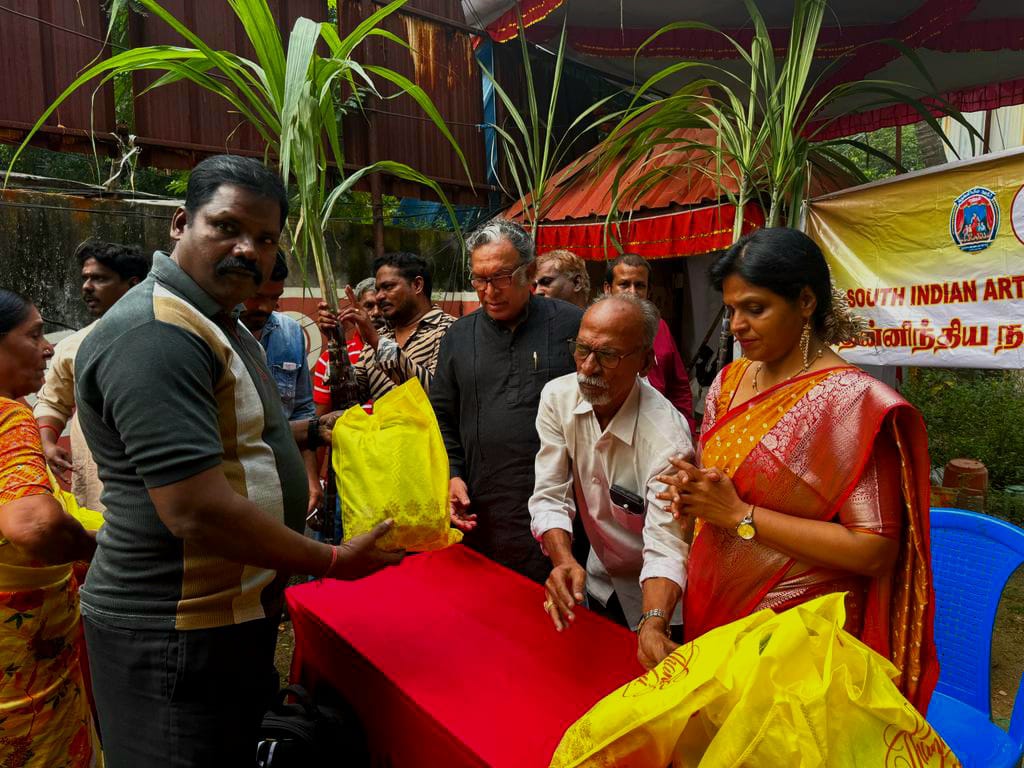 நடிகர் சங்க உறுப்பினர்களுக்கு தலைவர் நாசர்  பொங்கள் பரிசு வழங்கினார்!!