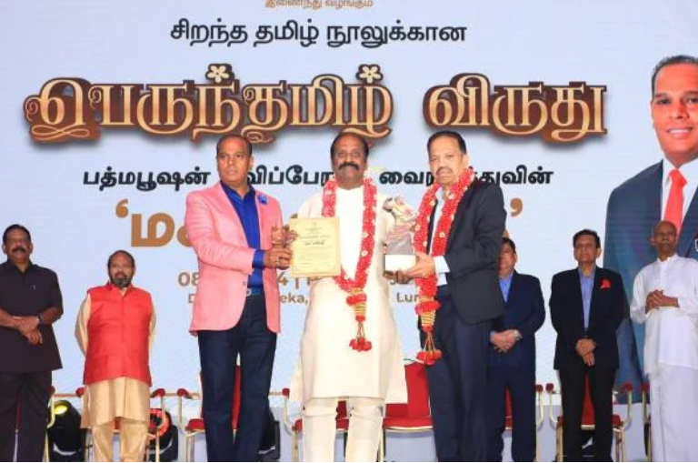 ‘மகாகவிதை’க்கு ரூ 18 லட்சம் விருது: கவிஞர் வைரமுத்து மலேசியாவில் பெருந்தமிழ் விருது பெற்றார்
