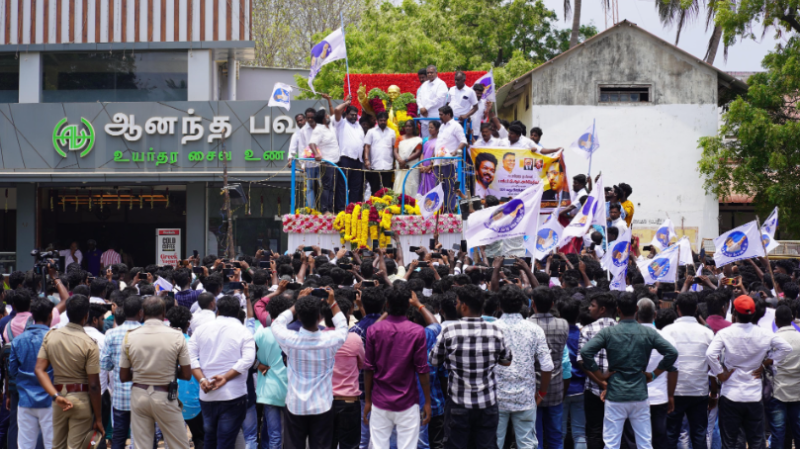 அம்பேத்கர் சிலைக்கு தவெக பொதுச்செயலாளர் ஆனந்த் மரியாதை!