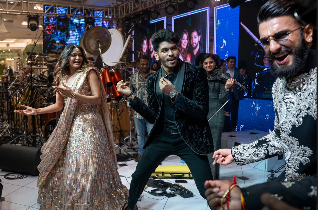 ஷங்கர் மகள் ஐஸ்வர்யா திருமண வரவேற்பு! ஆடி அசத்திய  மணமக்கள் & பிரபலங்கள்!