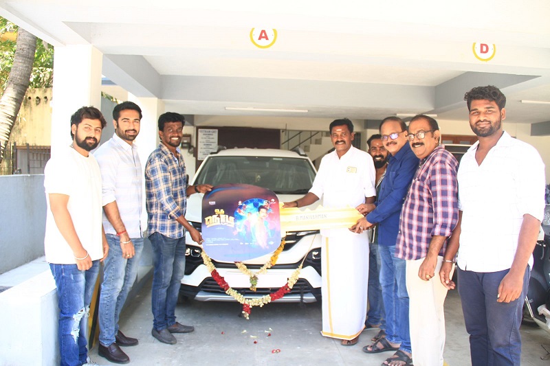 இயக்குனர் மணிவர்மனுக்கு கார் பரிசளித்த ஒரு நொடி தயாரிப்பாளர்கள்