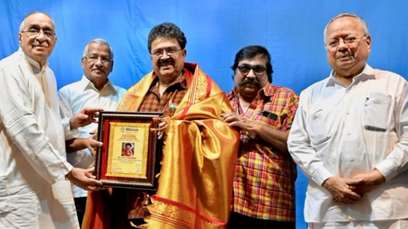 நடிகர் எஸ்வி சேகருக்கு இயக்குனர் சிகரம் கே.பாலச்சந்தரின் வாழ் நாள் சாதனையாளர் விருது!