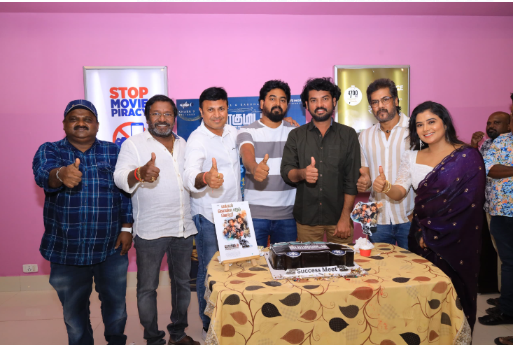 மக்களோடு இணைந்து கேக் வெட்டி கொண்டாடிய போகுமிடம் வெகு தூரமில்லை படக்குழுவினர்