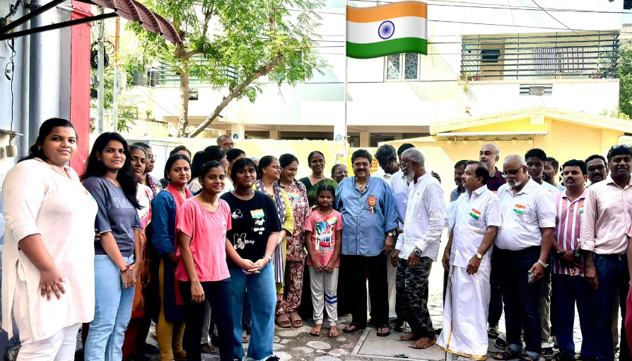 தேசியகொடியேற்றி சுதந்திரதின உரையாற்றினார் எஸ்.வி.சேகர்!
