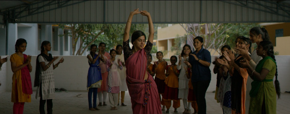 ‘நீல நிறச் சூரியன்’: தான் பெண்ணாக மாறியதையே படமாக எடுத்திருக்கும் சம்யுக்தா விஜயன்!