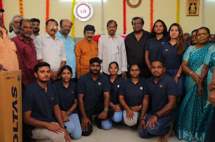 திரைத் தொழிலாளர்களுக்கு ரெயின் கோட்! தயாரிப்பாளர் பாபி அன்பளிப்பு!