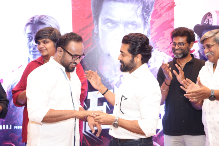 சூர்யாவிற்கு வைர மோதிரத்தை பரிசளித்த விநியோகஸ்தர் சக்தி பிலிம் ஃபேக்டரி சக்தி வேலன்