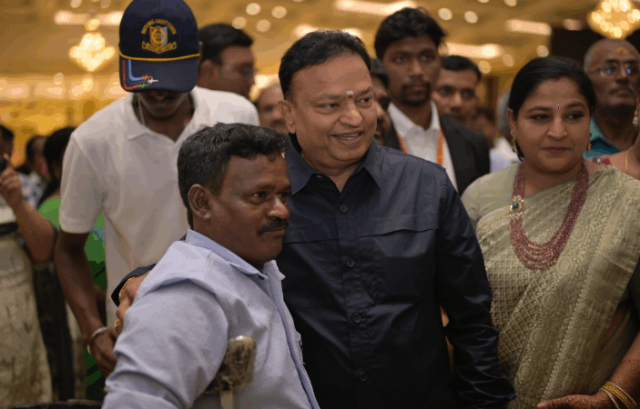 ஆதரவற்ற மற்றும் மாற்றுத்திறனாளி மாணவ மாணவிகள், முதியோருக்கு என 1500 பேருக்கு சிறப்பு வரவேற்பு வழங்கி அசத்தியுள்ளார் ஐசரி கே கணேஷ் 