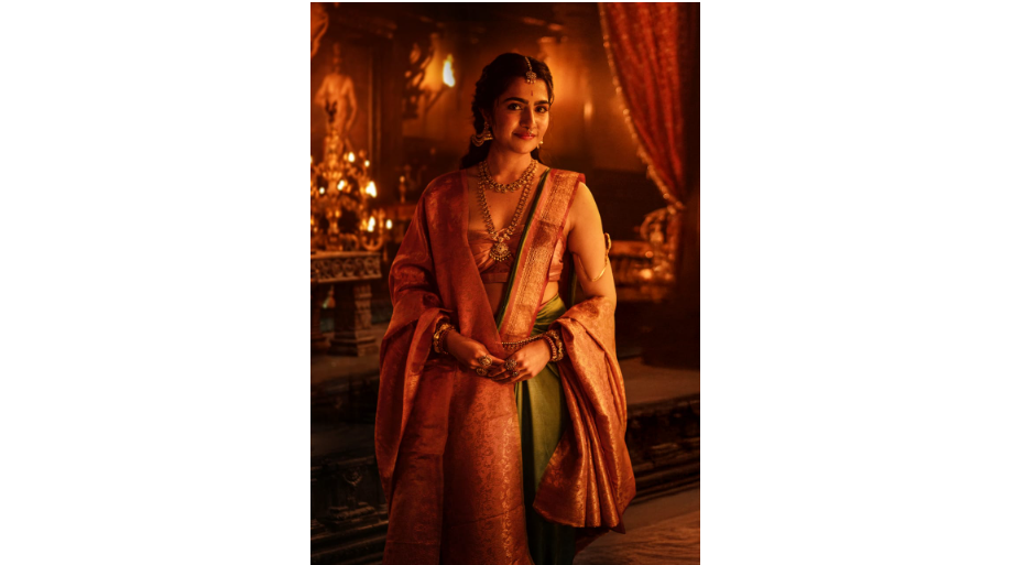 காந்தாரா திரைப்படத்திலிருந்து ருக்மணி வசந்தின் ‘கனகவதி’ (Kanakavathi) கதாப்பாத்திர ஃபர்ஸ்ட் லுக்கை ஹோம்பாலே பிலிம்ஸ் வெளியிட்டுள்ளது !!