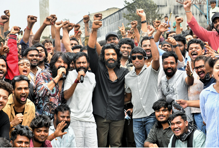 ராம் சரணின் பெத்தி…  1000க்கும் மேற்பட்ட கலைஞர்களுடன் நடனக் காட்சி!