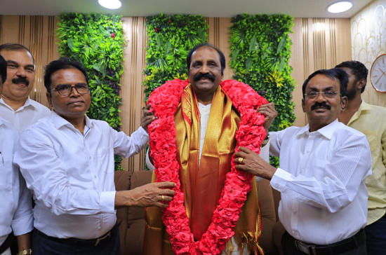 “அங்கே ரோபோ.. இங்கே நல்ல பணியாளர்கள்!” : ஜெய்ஸ்ரீ ஓம் சக்தி ஹோம் கேர் நிறுவனத்தை திறப்பு விழாவில் வைரமுத்து நெகிழ்ச்சி!