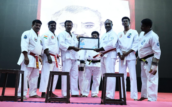 ‘ஜென் இஷின்ரியு’ புயல்!  101 பாறாங்கற்களை மார்பில் ஏந்தி மிரட்டிய கராத்தே வீரர்கள்!