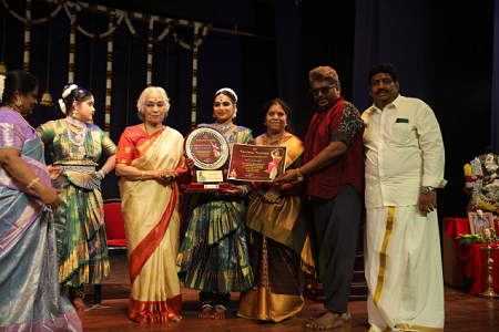 பார்த்திபன் தலைமையில் கோலாகலமாக அரங்கேறிய பரதநாட்டியம்! கலை உலகப் பிரபலங்கள் குவிந்த வாழ்த்து மழை!