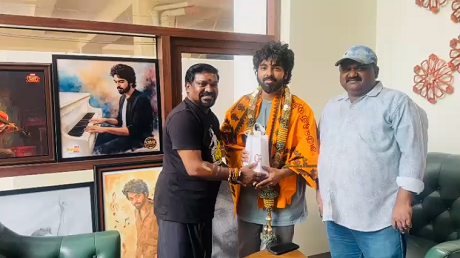 ஹாட்ரிக் அடிச்ச ஜி.வி! காசு மாலை  அணிவித்து பாடகர் வேல்முருகன் மாஸ் வாழ்த்து!